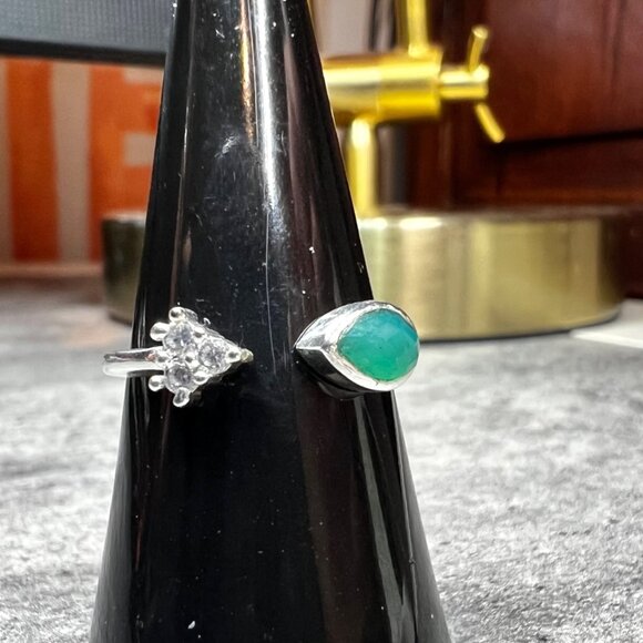 Ring Bomb Party Ring, NWOT, size 7, small green stone on silver color band - Picture 1 of 7